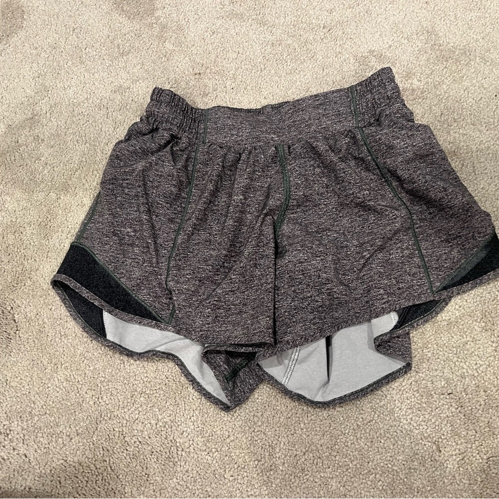 LULULEMON Hotty Hot Size 4, 4” inseam